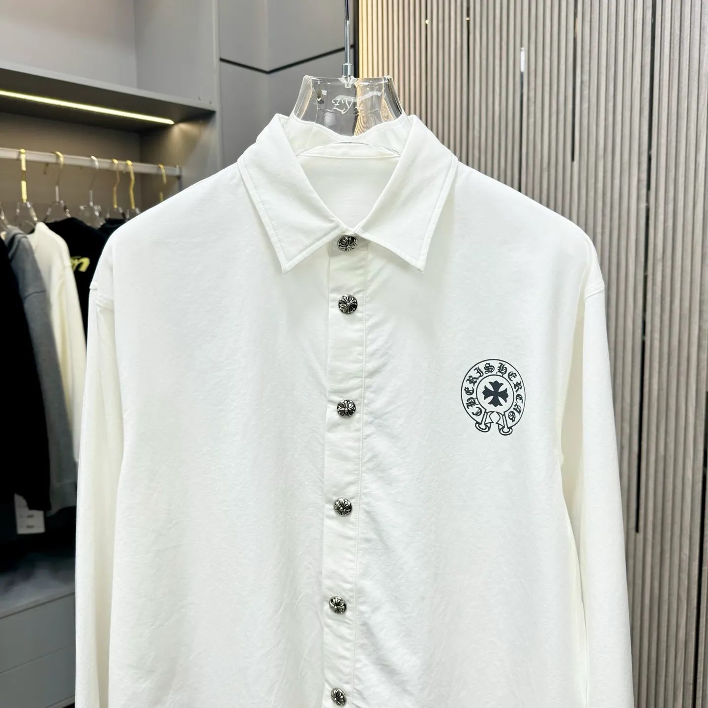 🅿️290 new arrival🆕 CH Crow Heart Horseshoe printing technology with hardware fasteners | Mid-length shirt jacket with lapel, horseshoe logo woven; letter logo buttons, the upper body effect is straight and stylish; cuff buttons are all cross buttons, and the inside is hemmed; noteworthy details are closed, the square mark on the hem must be a three-line motorcycle, not a flat machine sewing. One piece is overweight, this quality is only available in red Color: Black White Size: S-xxl